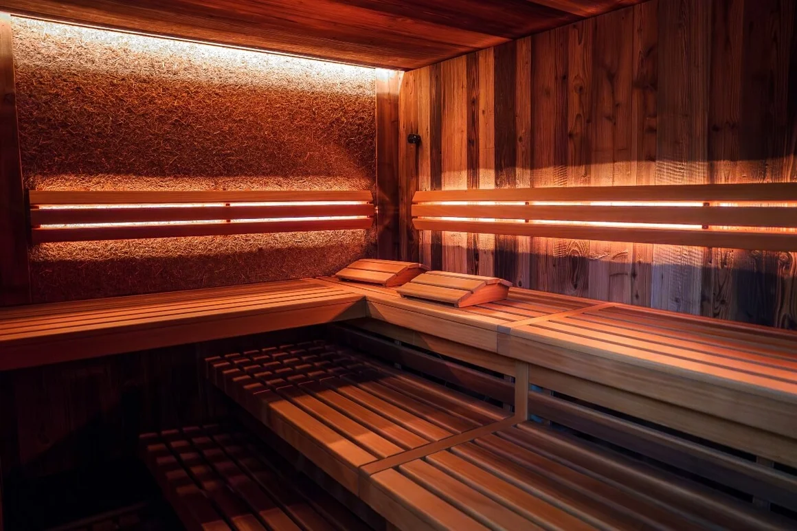 Leere Sauna mit Holzbänken und Beleuchtung